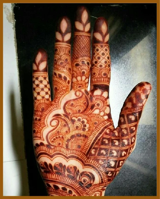 Stylish Front Hand Mehndi Design With Linked Flowers And Lines